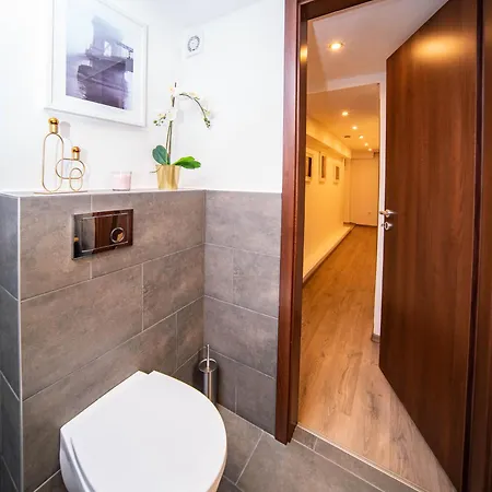 Free Parking -corvin Palace Residence-3bdrm,6ppl,wifi,ac Lejlighed
