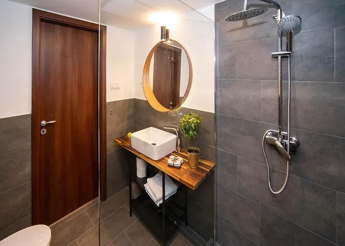 Free Parking -corvin Palace Residence-3bdrm,6ppl,wifi,ac *