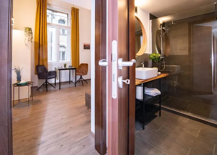 Free Parking -corvin Palace Residence-3bdrm,6ppl,wifi,ac