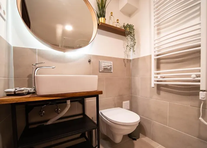 Free Parking -corvin Palace Residence-3bdrm,6ppl,wifi,ac