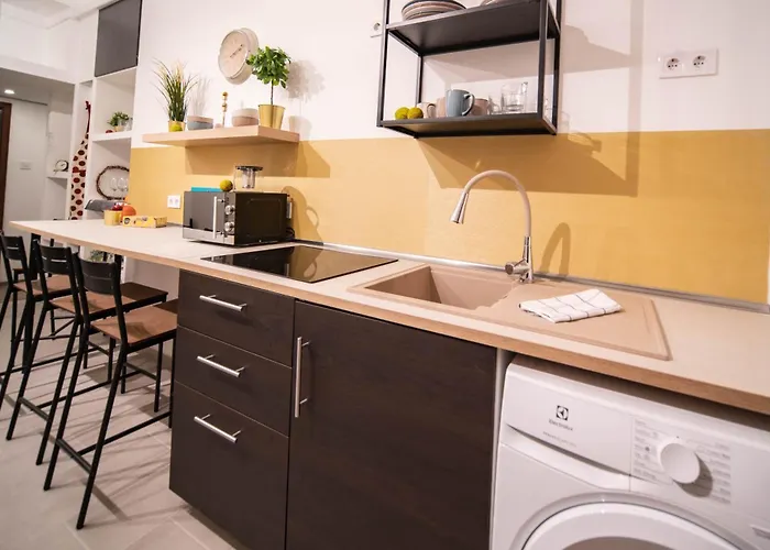 Free Parking -corvin Palace Residence-3bdrm,6ppl,wifi,ac